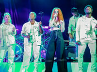 Jess Glynne gets Sandown Park Racecourse jumping