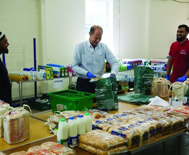 Royal visitors lend a hand at mosque