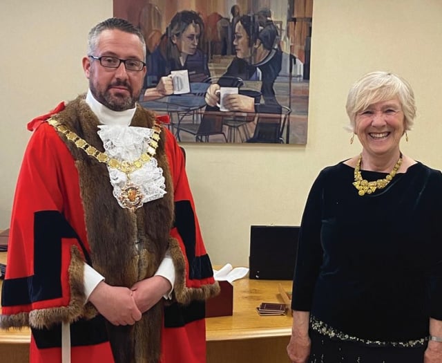 New Woking Mayor joins the chain gang