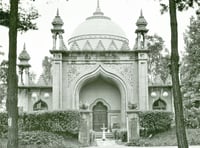 Star’s mum makes nostalgic visit to Shah Jahan Mosque