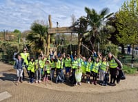 Primary school pupils go on an Earth Day litter blitz