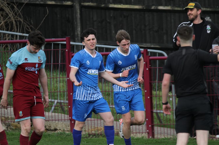 Action from Sheerwater's 5-3 defeat at Farnham Town (Photo: Daniel Eicke)