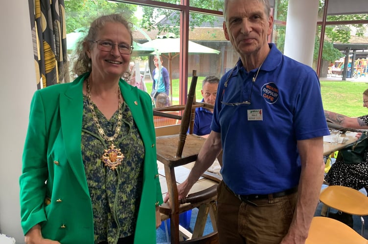 Mayor Louise Morales with fixer Mike Duffy at the Repair Cafe