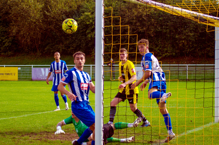 Action from Westfield's 3-1 defeat against Thame United in the FA Trophy (Photo: Ian Poole)